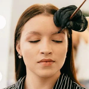 Kaşa fırçayla microblading/kaş boyama uygulaması yapan uzman